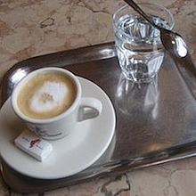 Dichter-Treffpunkt in Wiener Kaffeehaus typisches Serviertablett mit Tasse Kaffee und Glas Wasser