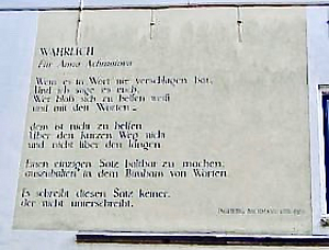 Ingeborg Bachmann  Foto ihres Gedichts "Wahrlich" an Hauswand Literatur-Schreibnacht Unternehmen Lyrik