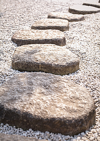 Erfolg in der Lyrik Unternehmen Lyrik Foto mit Steinen als Wegplatten in japanischem Garten Fotolia_141190909