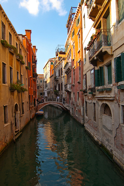 Unternehmen Lyrik Ratespiel Foto mit Brücke über einen Kanal in Venedig