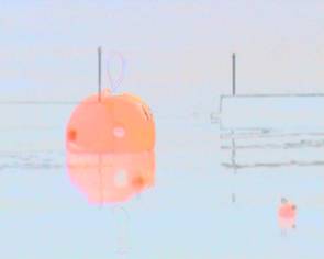 Gedichte im Museum schreiben Videokunst Erika Wagner Seesicht Steg und Boote verfremdet hellblau orange