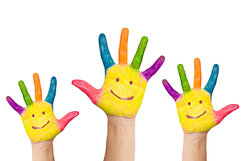 Newsletter Kindergedichte - mit lachenden Gesichtern bunt bemalte Kinderhände 