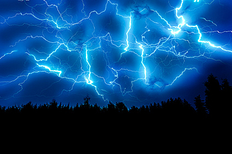 Blitz und Donner in der Lyrik-Schreibnacht - Foto mit zahlreichen Blitzen, die den Nachthimmel erleuchten 