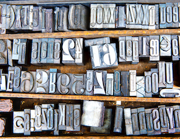 Gertraud Wiggli von Loewenig warum schreibe ich. Holzkasten mit alten, teils silbrig glänzenden Metallbuchstaben aus einer Druckerei Foto © apeyron | Depositphotos